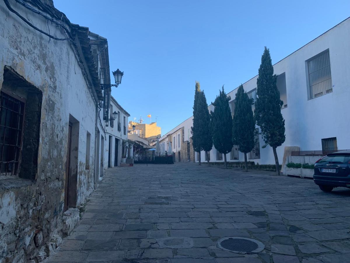 Hostal Poeta Machado Baeza Bagian luar foto
