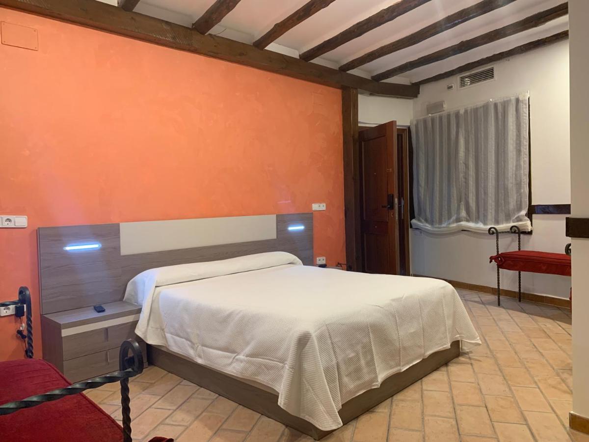 Hostal Poeta Machado Baeza Bagian luar foto