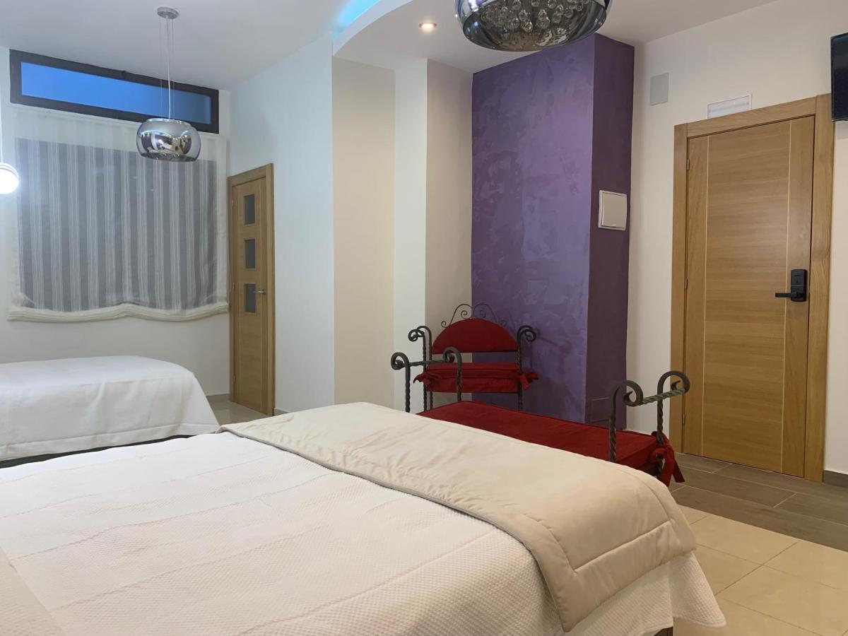 Hostal Poeta Machado Baeza Bagian luar foto