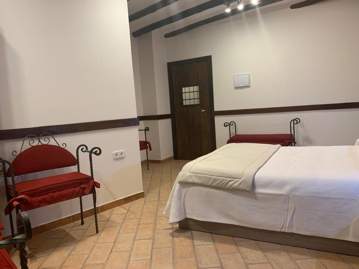 Hostal Poeta Machado Baeza Bagian luar foto